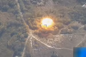 Tên lửa siêu thanh Kinzhal khai hỏa, xóa sổ hệ thống HIMARS, xe chiến đấu