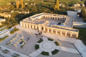 Các nhà khảo cổ học đã phát hiện ra một ngôi làng thời tiền sử có niên đại 7.000 năm bên dưới thành phố lịch sử Dehdasht, làm sáng tỏ quá khứ thời kỳ đồ đá mới và sự phát triển đô thị ban đầu của khu vực này.