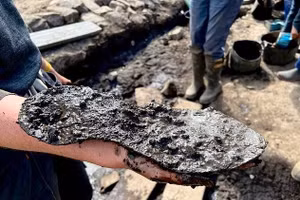 Các nhà khoa học đã phát hiện ra một chiếc giày La Mã khổng lồ tại tàn tích của một pháo đài gần Bức tường Hadrian. 