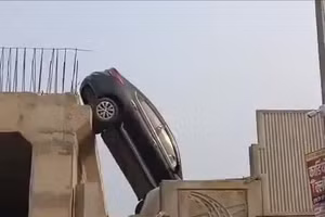 Suýt chết vì tin Google Maps: Ô tô chênh vênh trên cầu xây dở