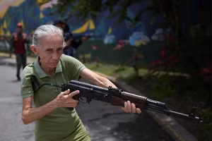 Xem Venezuela huấn luyện dân thường mang súng giữa căng thẳng với Mỹ