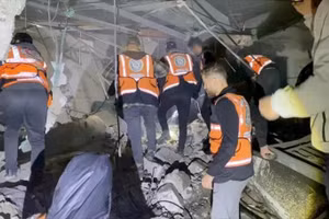 Israel phản ứng khi bị 3 tên lửa nhắm vào; Bom rơi xuống bệnh viện Gaza