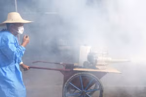 Một công nhân phun thuốc trừ sâu ở Phật Sơn, Trung Quốc. © Getty Images / VCG