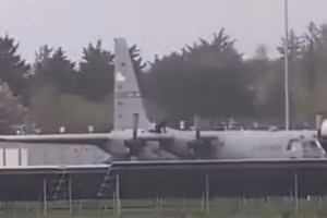 Video người đàn ông bất ngờ leo lên máy bay quân sự Mỹ đập phá