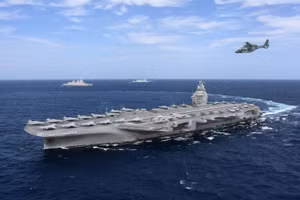 Ảnh chụp từ trên không của tàu sân bay Porte-Avions Nouvelle Génération trên biển. 