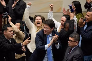 Ông Miguel Uribe Turbay (ở giữa) một thượng nghị sĩ Colombia và là ứng cử viên tổng thống của đảng cánh hữu Centro Democrático, ăn mừng sau khi bỏ phiếu chống lại cuộc trưng cầu dân ý về cải cách lao động do chính phủ đề xuất, tại Bogota, Colombia, ngày 14/5. (Ảnh AP/Fernando Vergara, File)