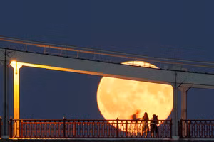 Ngỡ ngàng hình ảnh 'siêu trăng cá tầm' thắp sáng bầu trời thế giới