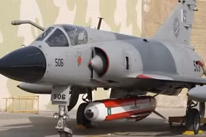 Một máy bay chiến đấu-ném bom Mirage IIIEA ROSE của Không quân Pakistan (PAF) trên đường băng, mang theo tên lửa hành trình phóng từ trên không Taimoor (ALCM) trên giá treo vũ khí giữa thân máy bay. Ảnh: Cục Quan hệ Công chúng Liên quân