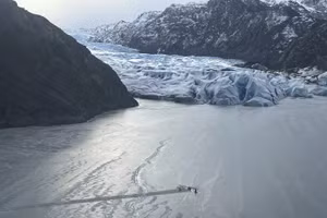 Lao xuống hồ băng Alaska, điều giúp phi công và 2 trẻ em sống sót thần kỳ