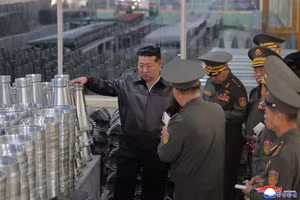 Ông Kim Jong-un bất ngờ thị sát loạt nhà máy quốc phòng