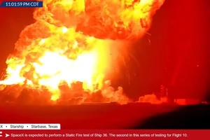 Khoảnh khắc tên lửa SpaceX nổ tung khi thử nghiệm