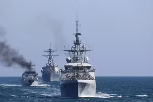 Tàu tuần tra Trent (OPV) của Hải quân Hoàng gia Anh, tàu hộ vệ Contra-Amiral Horia Macellariu của Hải quân Romania và tàu khu trục Ross của Hải quân Mỹ tại cuộc tập trận Sea Breeze 2021.