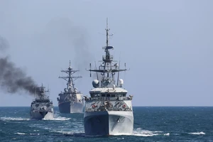 Tàu tuần tra Trent (OPV) của Hải quân Hoàng gia Anh, tàu hộ vệ Contra-Amiral Horia Macellariu của Hải quân Romania và tàu khu trục Ross của Hải quân Mỹ tại cuộc tập trận Sea Breeze 2021.