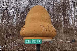 Nhiều người dân địa phương khẳng định đã nhìn thấy UFO bay qua Kecksburg, Pennsylvania, nói rằng nó trông giống như một hạt sồi (Ảnh: Một mô hình UFO được trưng bày trong thị trấn)