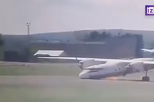 Cú hạ cánh tóe lửa của máy bay An-24 ở Irkutsk