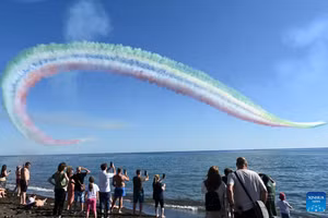 Xem máy bay Ý vẽ tranh trên bầu trời Rome khiến khán giả trầm trồ