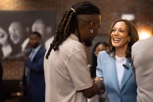 Phó Tổng thống Mỹ Kamala Harris đến thăm Paschal's, một nhà hàng lịch sử do người da đen làm chủ ở Atlanta, Georgia, Hoa Kỳ, ngày 30/7. Ảnh: REUTERS