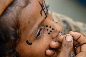 Lý do hình xăm trên mặt thiếu nữ Pakistan đang dần biến mất