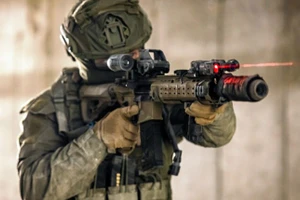 Một binh sĩ trong trang bị chiến thuật đầy đủ đang sử dụng thiết bị laser 2 bước sóng Sting Lumina. Ảnh: Meprolight