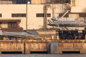 Drone tàng hình được bố trí tại cầu cảng ở Thượng Hải.