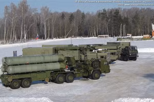 Hệ thống tên lửa phòng không S-400 do Nga sản xuất.