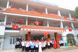 Trường học 'nhuộm đỏ trái tim tuổi trẻ' hướng về kỷ niệm 50 năm Giải phóng miền Nam