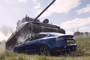 Video cựu binh 98 tuổi lái xe tăng Sherman nghiền nát xe Tesla