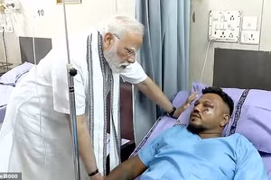 Thủ tướng Ấn Độ Modi thăm hỏi người sống sót kỳ diệu Vishwash Kumar Ramesh sau tai nạn máy bay.