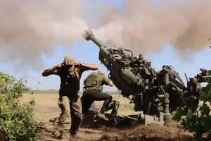 Binh lính Ukraine vận hành pháo.