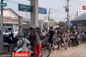 Người Thái Lan xếp hàng mua xăng dầu.