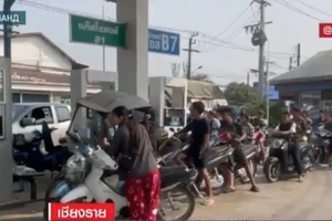 Người Thái Lan xếp hàng mua xăng dầu.