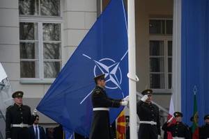 Những người lính Litva kéo cờ NATO trước Dinh Tổng thống ở Vilnius. Ảnh: Getty Images