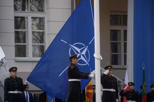 Những người lính Litva kéo cờ NATO trước Dinh Tổng thống ở Vilnius. Ảnh: Getty Images