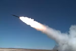 Red Wasp là chương trình khoa học và công nghệ đánh chặn phòng không tại Trung tâm Hàng không và Tên lửa DEVCOM, ứng dụng công nghệ động cơ phản lực nhiên liệu rắn vào tên lửa Stinger để tăng tầm bắn hiệu quả.