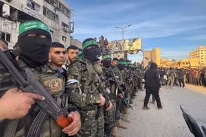 Chiến binh Hamas tập trung tại Thành phố Gaza trong quá trình bàn giao người Israel bị bắt giữ cho Hội Chữ thập đỏ vào ngày 19/1 trong thỏa thuận ngừng bắn với Israel. Ảnh: Ayman Alhesi/Anadolu/
