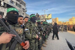 Chiến binh Hamas tập trung tại Thành phố Gaza trong quá trình bàn giao người Israel bị bắt giữ cho Hội Chữ thập đỏ vào ngày 19/1 trong thỏa thuận ngừng bắn với Israel. Ảnh: Ayman Alhesi/Anadolu/