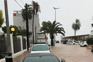 Biển nước cuốn trôi ôtô, tê liệt giao thông giữa bão dữ 