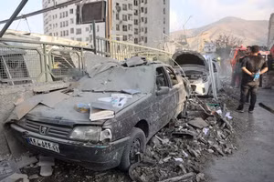 Những chiếc xe bị hư hại sau cuộc không kích của Israel, tại Tehran, Iran, ngày 13/6. Ảnh: REUTERS