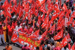 Chùm ảnh: Những cuộc biểu tình bao trùm Ngày Quốc tế Lao động trên thế giới