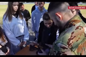 Video lính dù hướng dẫn học sinh trung học về UAV ở Kherson