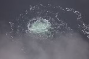 Sự rò rỉ khí ga từ đường ống dẫn khí Nord Stream 2 ở Biển Baltic. Ảnh: Getty Images / Cảnh sát biển Thụy Điển