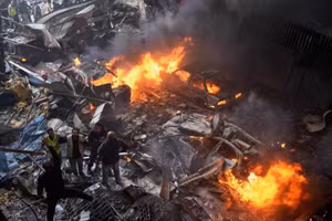 Lực lượng cứu hộ làm việc tại hiện trường một vụ tấn công của Israel nhằm vào một tòa nhà chung cư dân sự ở Beirut, Lebanon, ngày 8/4.