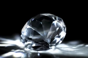 Kim cương thông thường được biết đến là chất cứng nhất thế giới.