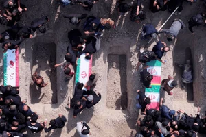 Hình ảnh Iran tổ chức tang lễ cho trẻ em thiệt mạng sau cuộc tấn công trường học