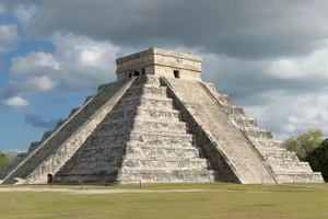 Đền El Castillo tại Chichen Itza. 