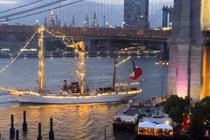 Tàu Hải quân Mexico đâm cầu Brooklyn.