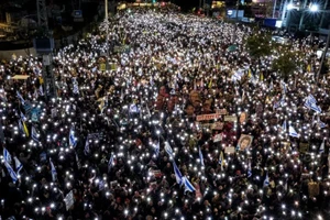 Hàng ngàn người tụ tập bên ngoài trụ sở Bộ Quốc phòng Israel tại Tel Aviv vào đêm 22/3 khi nội các chiến tranh của Israel họp để thảo luận về các cuộc tấn công mới vào Dải Gaza [Ảnh: Jack Guez/AFP]