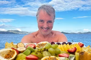 Khái niệm Blue Zone lần đầu tiên được giới thiệu bởi Dan Buettner, một nhà văn và tác giả không có kiến ​​thức y khoa, người đã đăng ký nhãn hiệu cho thuật ngữ này