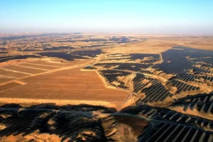 Ảnh chụp từ trên cao cho thấy những hàng pin mặt trời đang cung cấp điện xanh trên sa mạc Gobi.