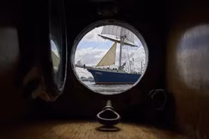 Thuyền buồm cổ rợp sóng mở màn hội SAIL 2025